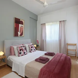 cozy-holiday-apartment-in-larnaca-near-foinikoudes.hotelsatayianapa.com/